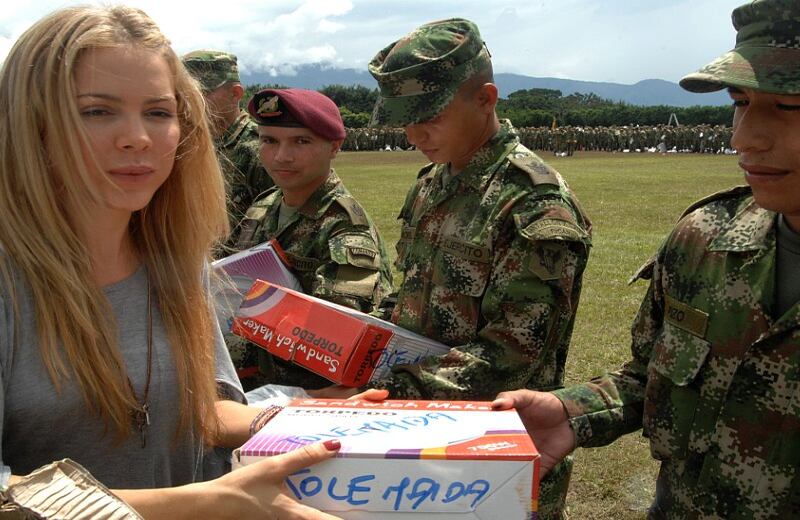 La ex esposa del narcotraficante Julio Fierro, entregó regalos a los soldados de las Fuerzas Especiales del Guavire y de Tolemaida.