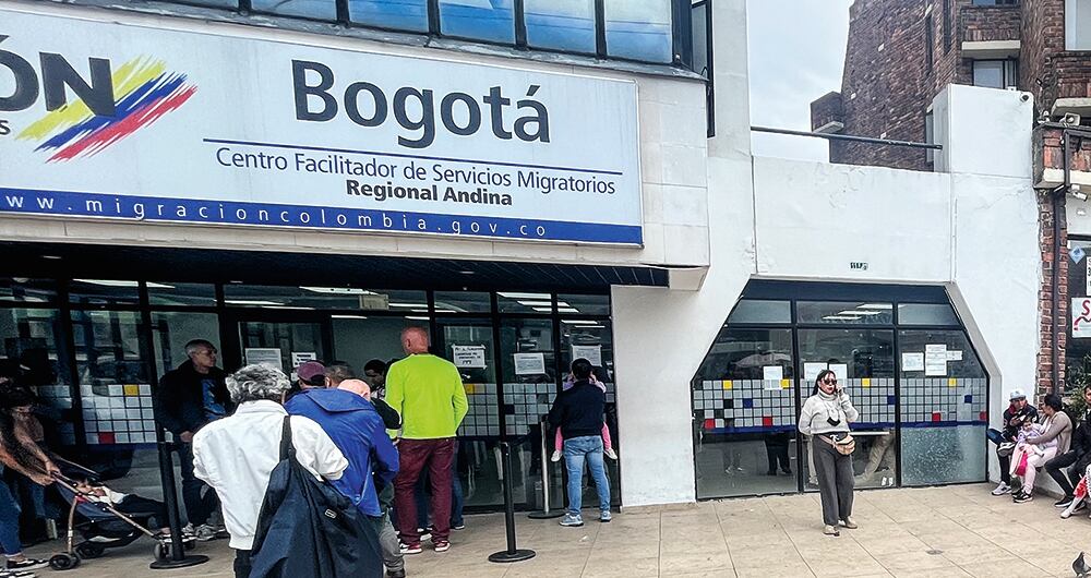 Otro problema son las citas, que solo se pueden sacar los domingos a partir de las cinco de la tarde. La falta de espacio para atención al extranjero hace que se expongan a multas.