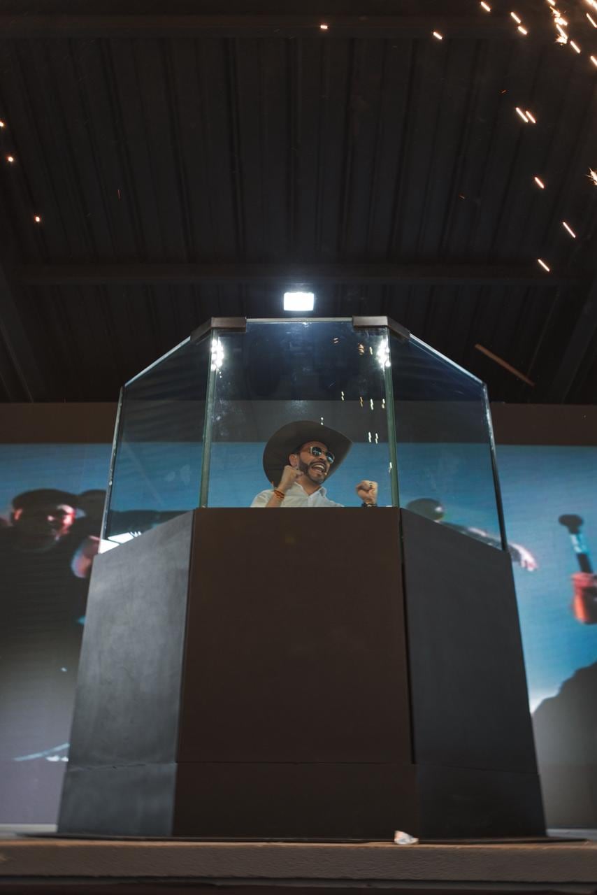 El atril blindado de Abelardo de la Espriella.