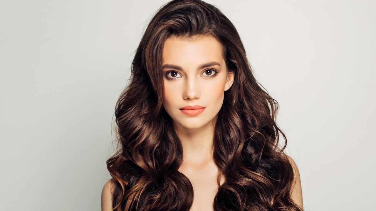 Los aficionados al cuidado del cabello han encontrado una nueva obsesión en un ingrediente que promete transformar la opacidad en un brillo deslumbrante.