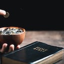 La oración es una poderosa herramienta para atraer el dinero que permita pagar las deudas.