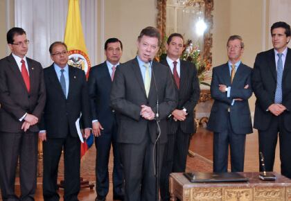 At Casa de Nariño, the presidential palace,  the government managed  to give life back to the judicial reform project. From left to right, Mauricio Fajardo, president of the State Council, Camilo Tarquino, president of the Supreme Court; Angelino Lizcano, president of the Supreme Judicial Council, the President Juan Manuel  Santos, the ministers Germán Vargas and Juan Carlos Esguerra, and Senator Luis Fernando Velasco.