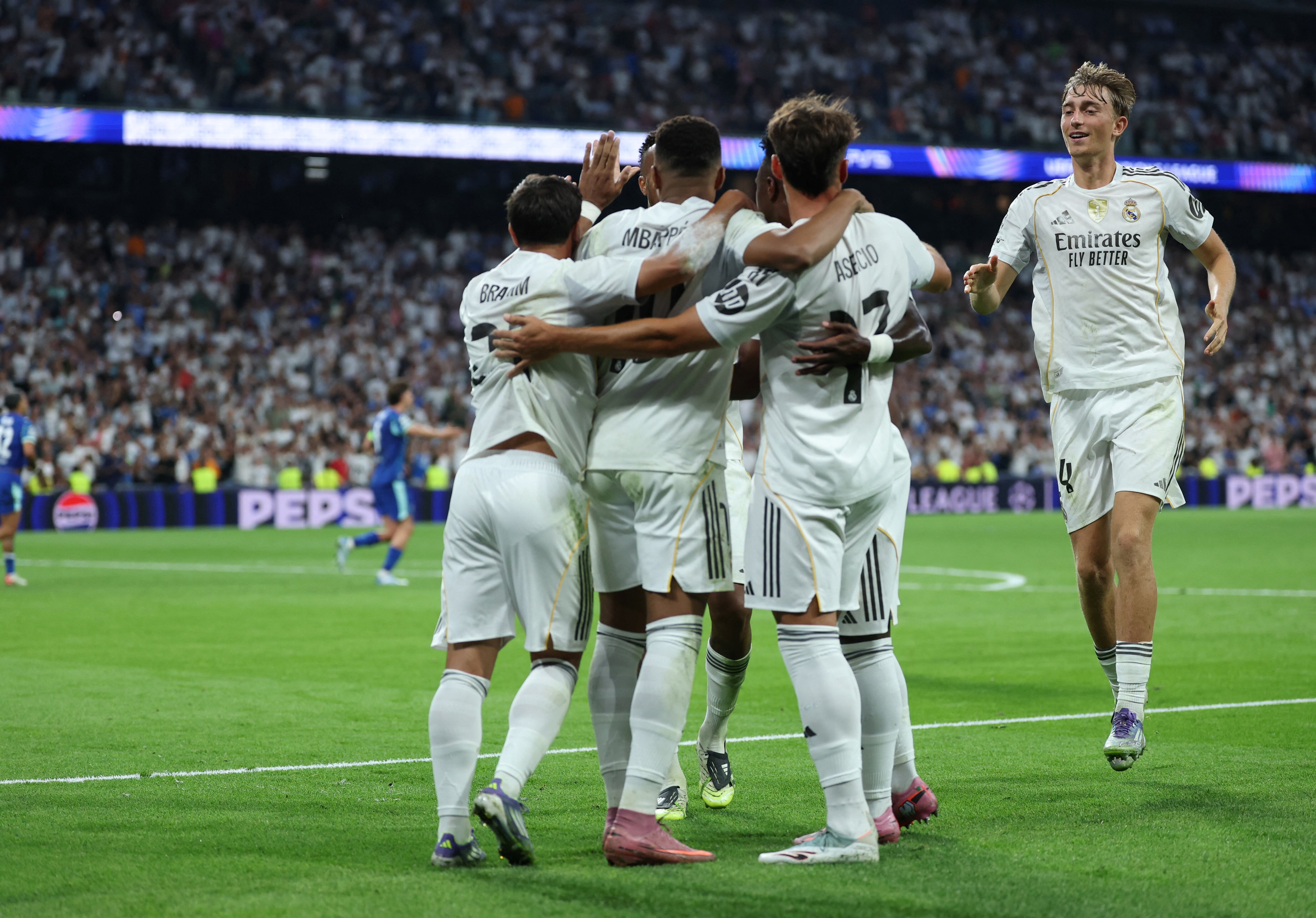 El delantero francés #10 del Real Madrid, Kylian Mbappé, celebra con sus compañeros el segundo gol de su equipo desde el punto de penalti durante el partido de la primera jornada de la primera ronda de la UEFA Champions League entre el Real Madrid CF y el Olympique de Marsella en el estadio Santiago Bernabéu de Madrid el 16 de septiembre de 2025. (Foto de Thomas COEX / AFP)