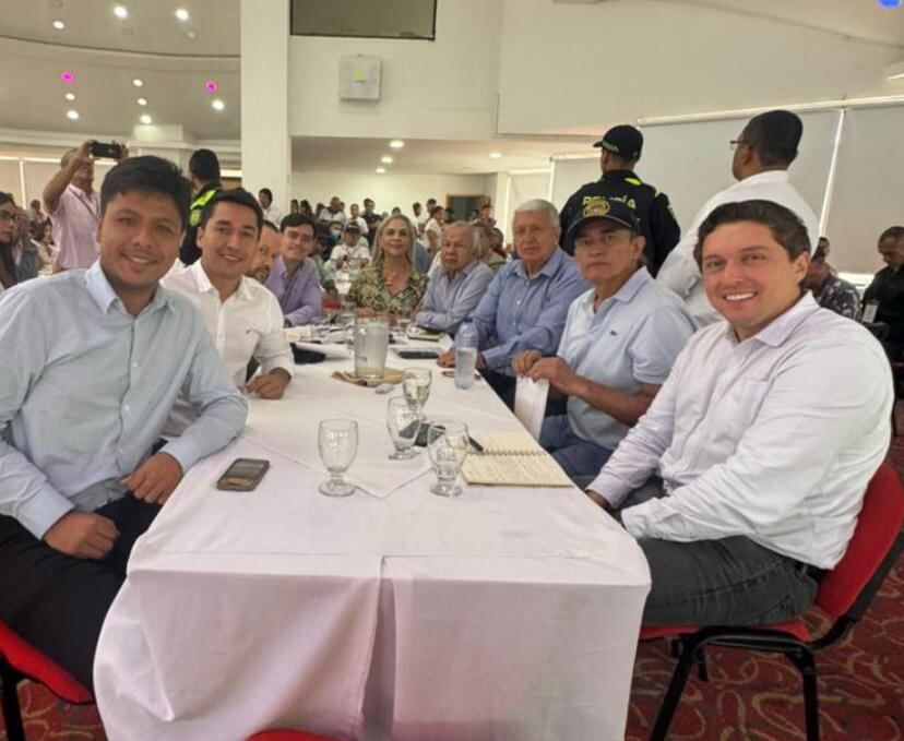 Gustavo Bolívar junto a Marco Emilio Hincapié, Marco Emilio Hincapié Jr., entre otros, en encuentro en Ibagué.
