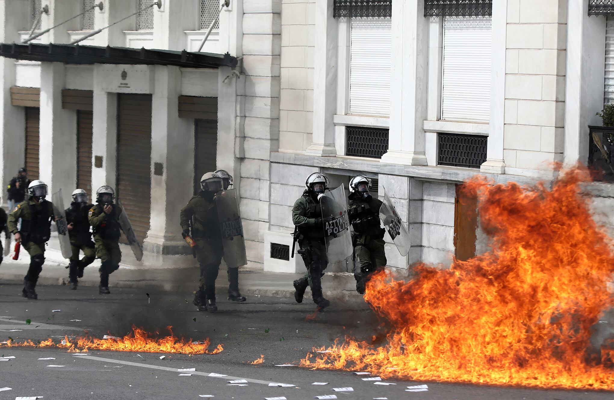 En imágenes : protestan por mortal accidente de tren en Grecia.