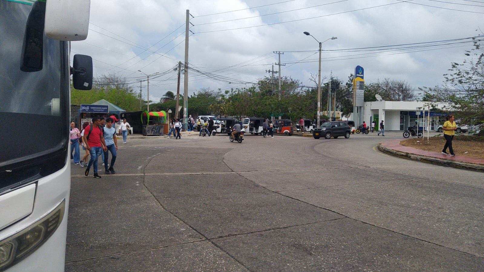 Los estudiantes son llevados hasta la puerta de la universidad