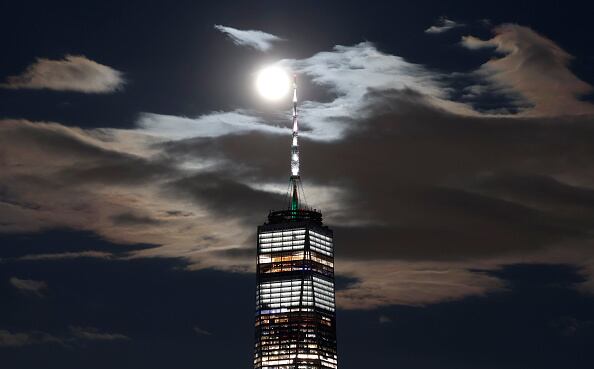 una Superluna ocurre cuándo la órbita de la Luna llena está más cerca a la Tierra, de tal manera que cuando esta aparece, luce más brillante y grande que una Luna llena normal, lo que la convierte en Superluna.