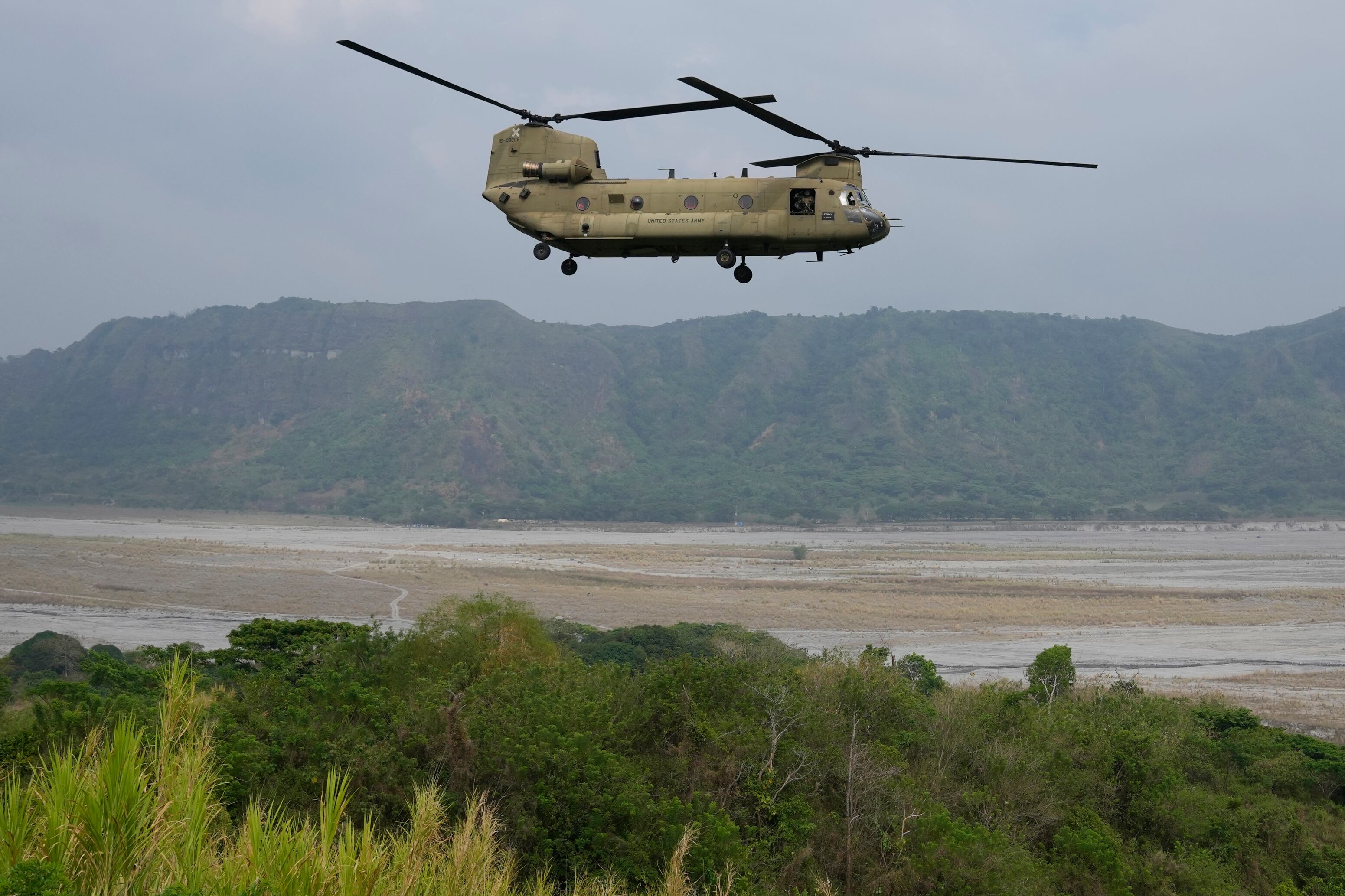 Un helicóptero Chinook de EE. UU. pasa durante un ejercicio militar conjunto llamado "Balikatan", en tagalo hombro con hombro, en Capas, provincia de Tarlac, en el norte de Filipinas