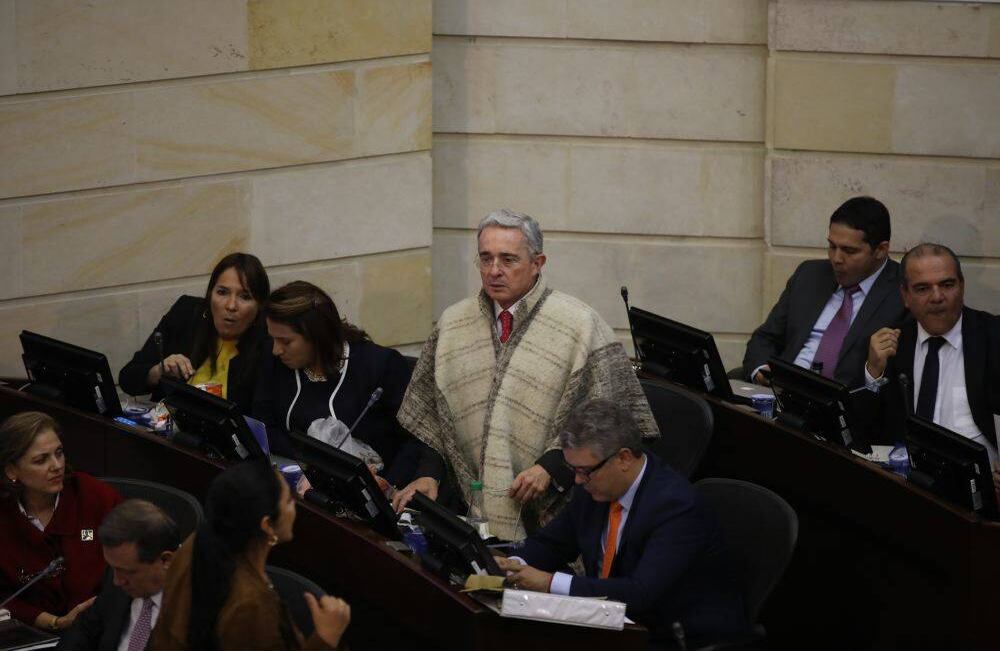 Al expresidente Álvaro Uribe le gusta usar ruana. En esta legislatura la llevó al Congreso y los fotógrafos de SEMANA captaron el momento. "La ruana protege del frío para trabajar con todo el amor, firmeza y energía por Colombia", aseguró Uribe en una ocasión cuando usaba la tradicional prenda. Foto: Esteban Vega / SEMANA