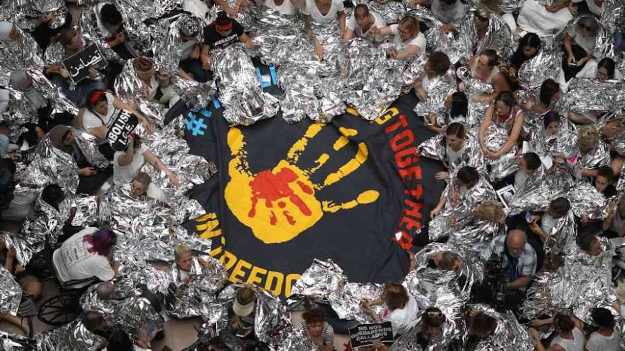 Washington, DC - 28 de junio: Manifestantes que marcharon desde Freedom Plaza hasta el Capitolio de Estados Unidos protestan dentro del edificio Hart Senate Office contra detenciones familiares y para exigir el fin de criminalizar los esfuerzos de solicitantes de asilo e inmigrantes. Más de 1.000 mujeres de 47 estados participaron en la marcha, con numerosas detenciones durante la sentada en el edificio de las oficinas del Senado. Foto: Getty