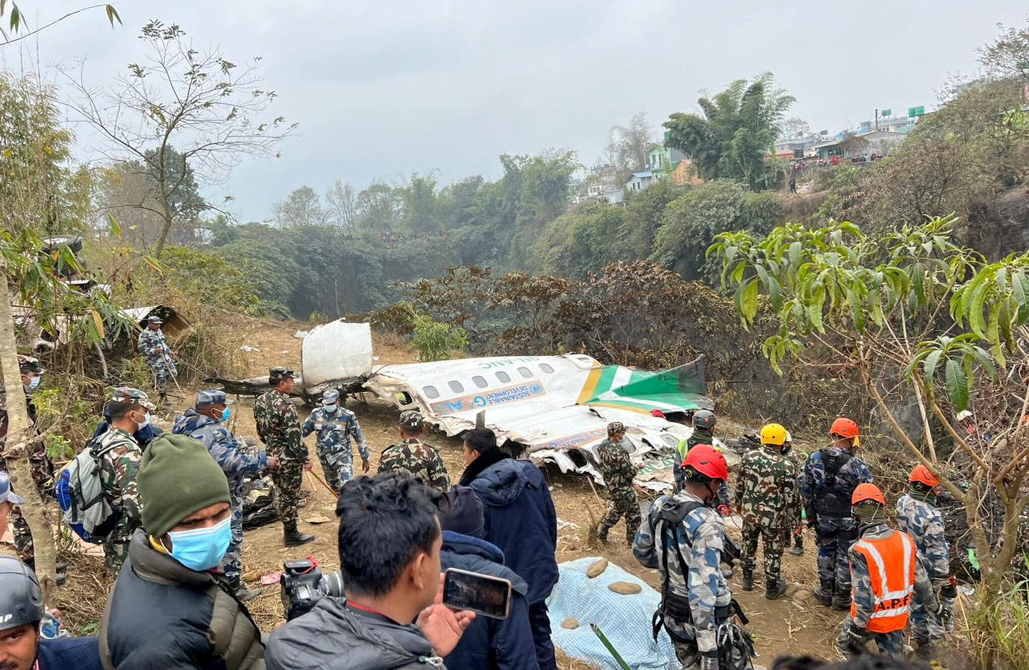 En imágenes : decenas de muertos en el peor accidente aéreo de Nepal en tres décadas