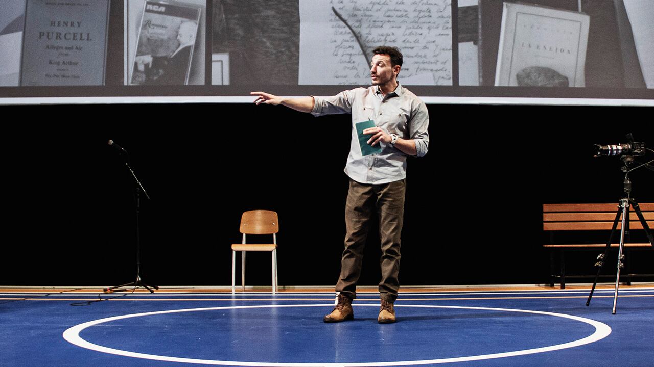 "Tierra la escribí a partir del fallecimiento de mi madre, y cuento la historia de este personaje, de mi alter ego, que en ese camino de duelo, de dolor, va al liceo en donde su madre trabajó toda su vida", explica el dramaturgo.