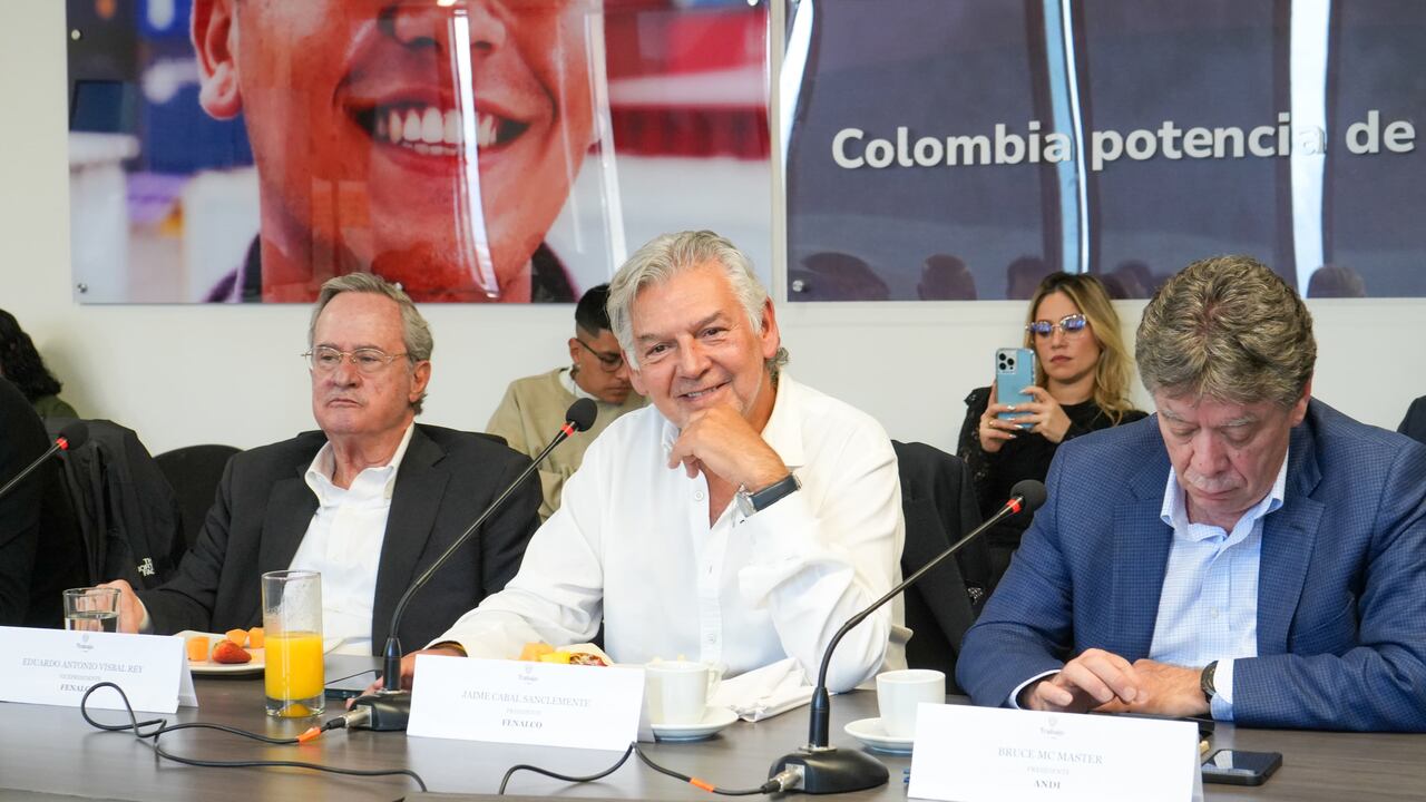 Jaime Alberto Cabal, presidente de Fenalco, y Bruce Mac Master, presidente de la Andi, en mesa de concertación del alza en el salario mínimo para 2025