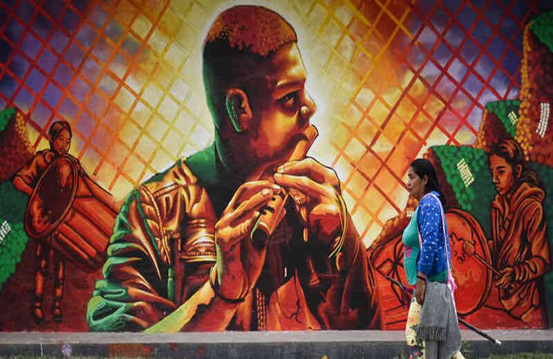 Frases como "La paz es nuestra" o "Paz para la gente" son las que usan los artistas callejeros. Grafiti en Toribío.