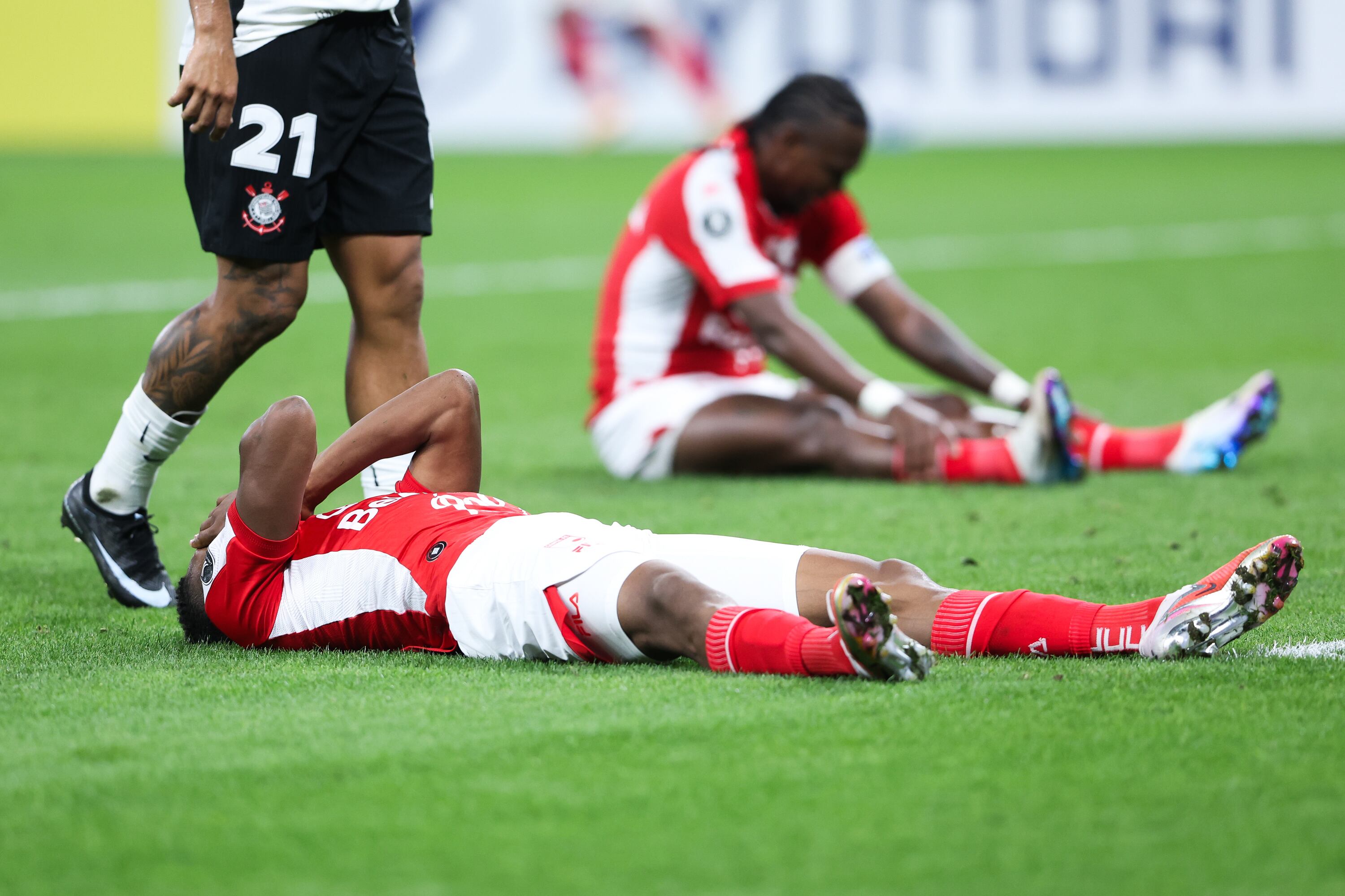 Jugadores de Santa Fe se lamentan.