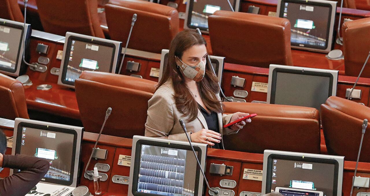 ¿En qué momento la hoy exministra le contará al país quiénes son los políticos que patrocinaron el contrato y cuáles son sus intereses? ¿Qué pruebas tiene de ello? Destapar todo ese entramado será su obligación moral.