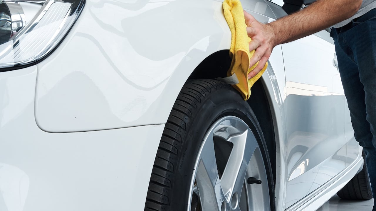 Usar los productos y herramientas adecuadas es ckave para evitar rayones en la pintura de los carros.