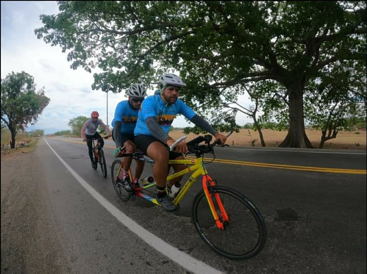 Juan Gabriel junto a su coequipero, quien conduce la bicicleta, Martín Julián Mancilla.