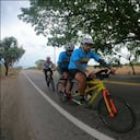 Juan Gabriel junto a su coequipero, quien conduce la bicicleta, Martín Julián Mancilla.