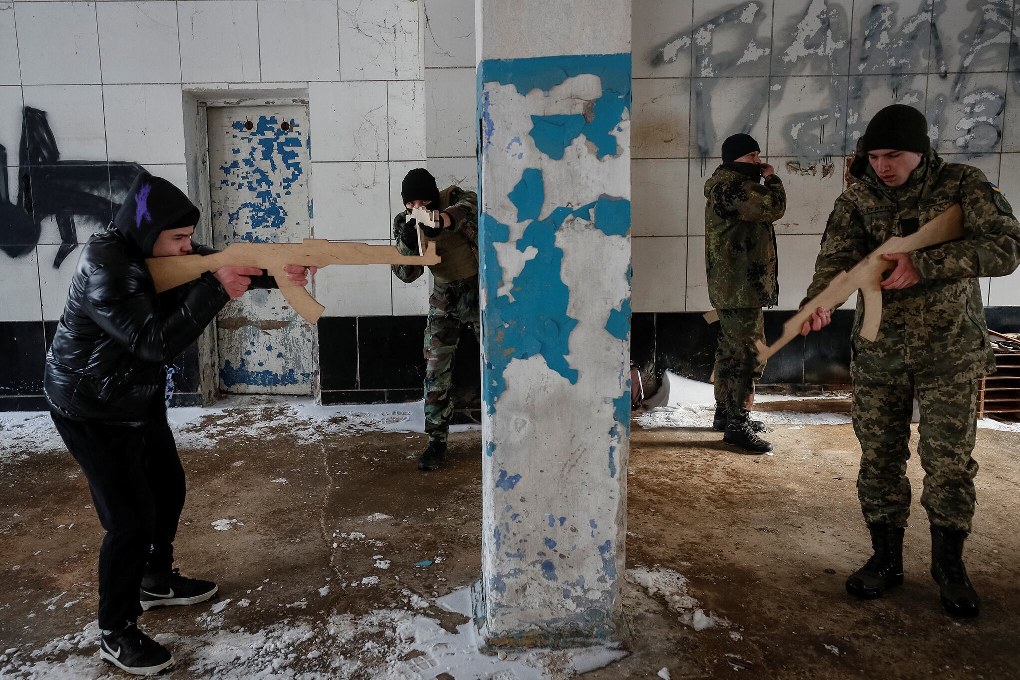 civiles ucranianos entrenan en caso de combate con Rusia