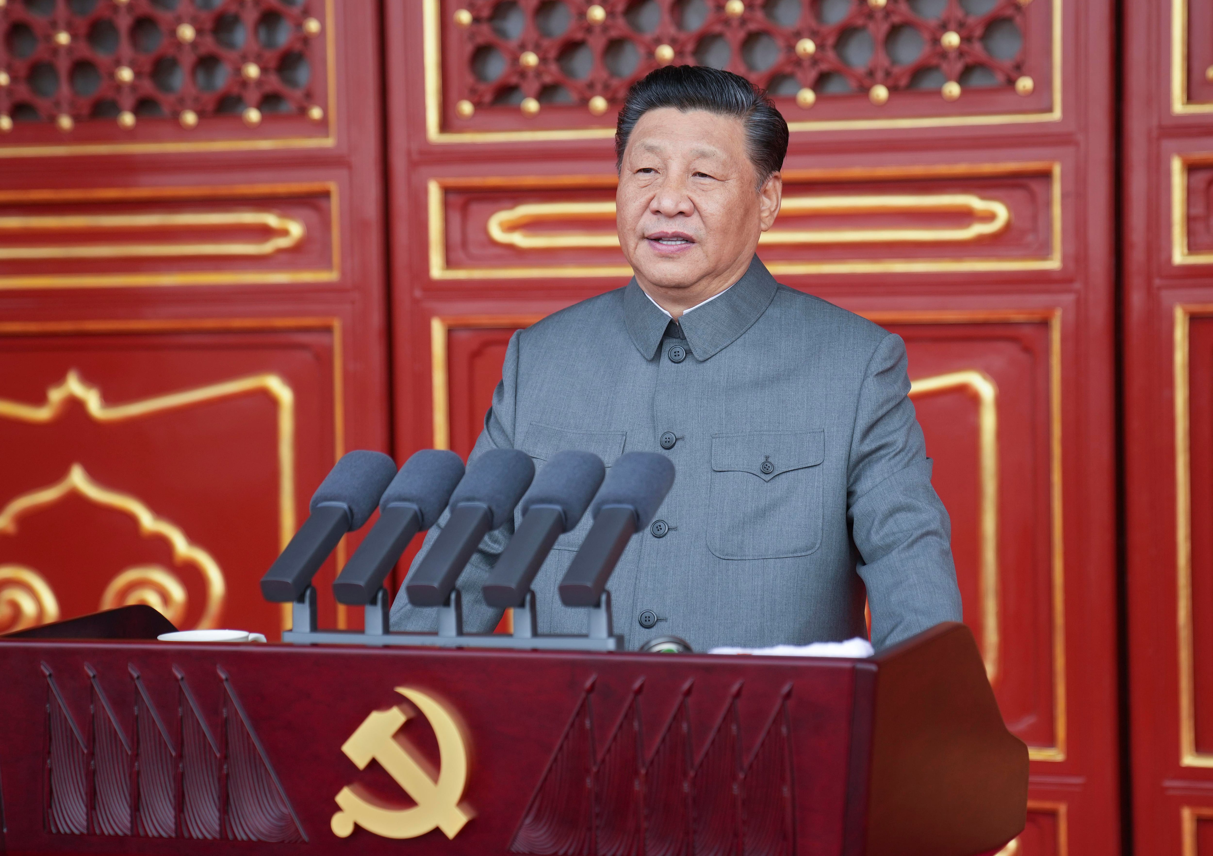 En esta foto proporcionada por la Agencia de Noticias Xinhua de China, el presidente chino y líder del partido, Xi Jinping, pronuncia un discurso en una ceremonia que marca el centenario del Partido Comunista gobernante en Beijing, China, el jueves 1 de julio de 2021. Foto: Li Xueren/Xinhua vía AP.