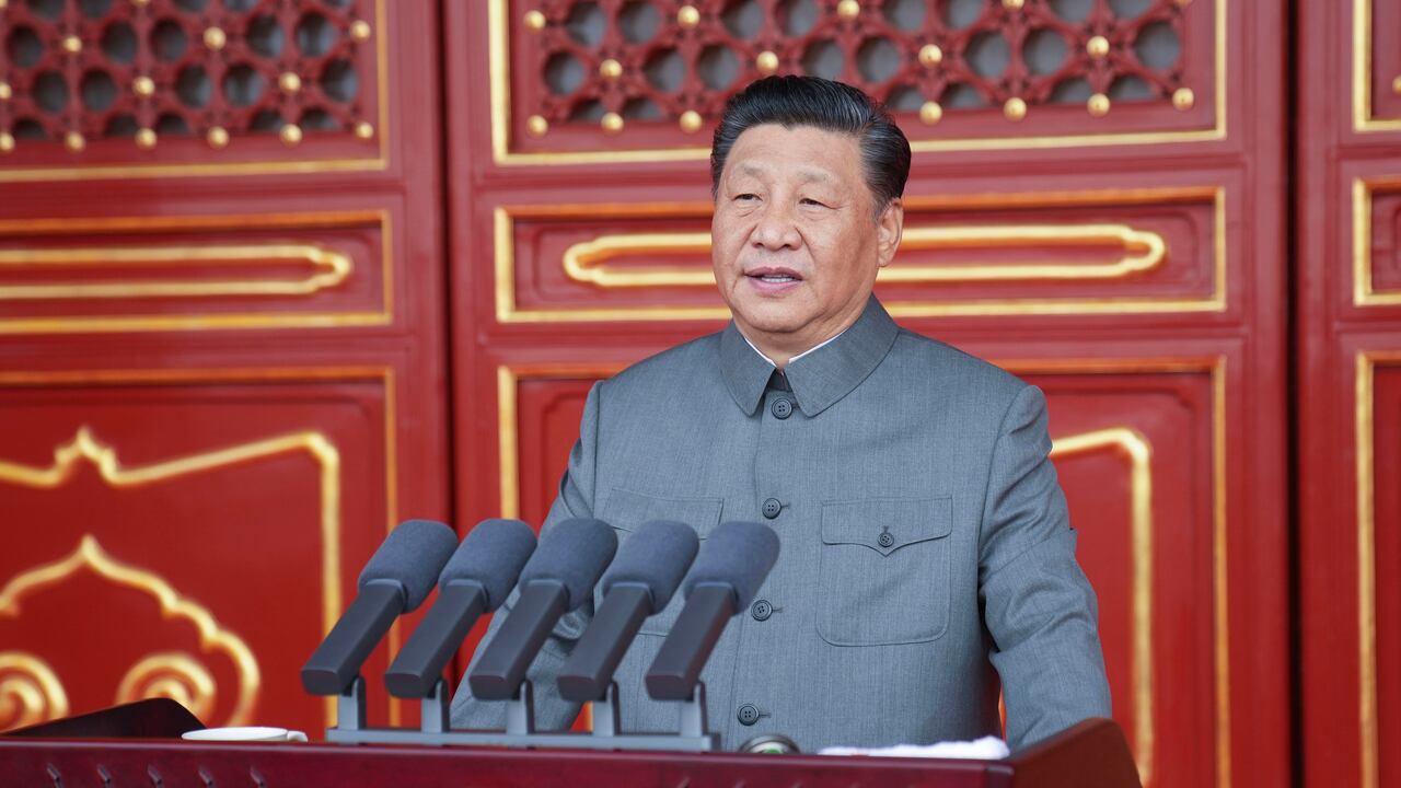 En esta foto proporcionada por la Agencia de Noticias Xinhua de China, el presidente chino y líder del partido, Xi Jinping, pronuncia un discurso en una ceremonia que marca el centenario del Partido Comunista gobernante en Beijing, China.