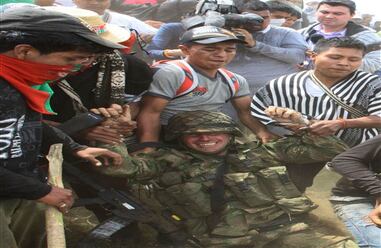 Desde horas de la mañana de este martes, más de mil indígenas cercaron a los militares, presionándolos para que se retiren del cerro.