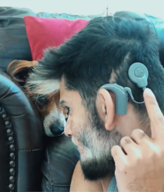 Para escuchar un poco mejor, Jamal debe usar un dispositivo en su oído