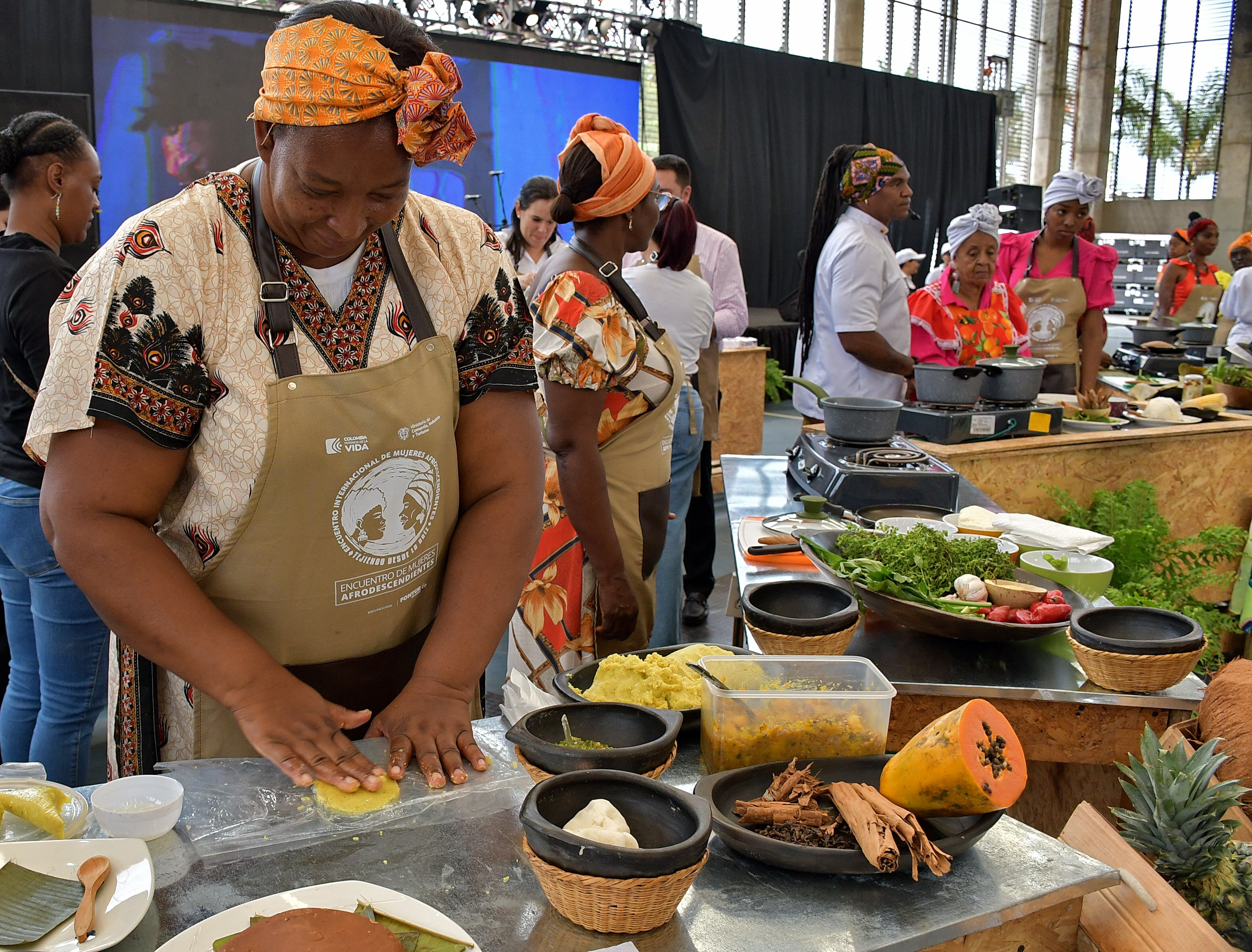 Con amor, con ganas, cantando  bailando, con alegría. Ese es el sentir de las mujeres que durante años han llevado el oficio  y el arte de cocinar.

Es la cocina el lugar de encuentro familiar, donde contamos nuestras historias y rescatamos nuestras memorias.13 paises invitados participan para conocer la cultura gastronómica de esta región diversa.

Valorando el saber de nuestras mujeres, celebramos el Día de la Mujer Afro en el Encuentro Internacional, Sabores y Saberes del Pacífico. Fotos Raúl Palacios / El Pais / 26 de Julio del 2023 Cali.