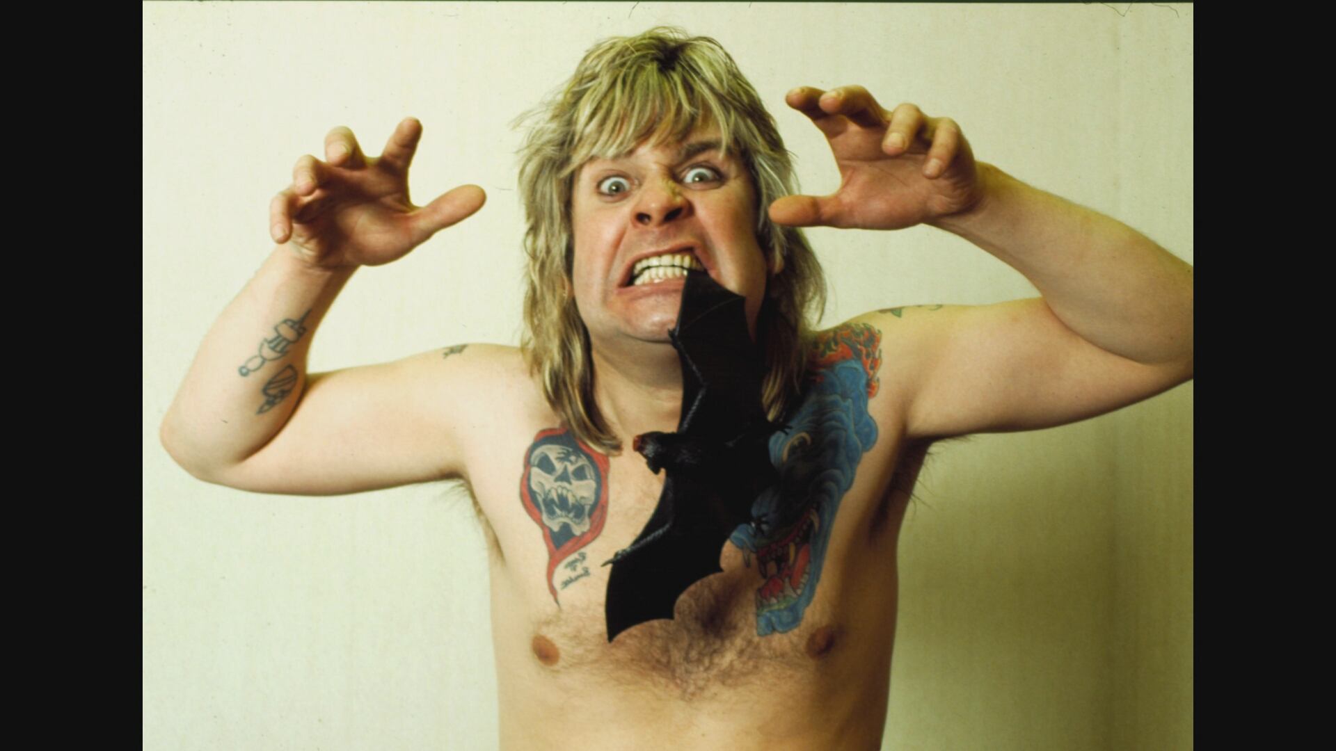 Sobre el famoso episodio de la cabeza del murciélago mucho se ha dicho y algo más se revelará en esta producción que no maquilla nada. "Las nueve vidas de Ozzy Osbourne" en A&E.