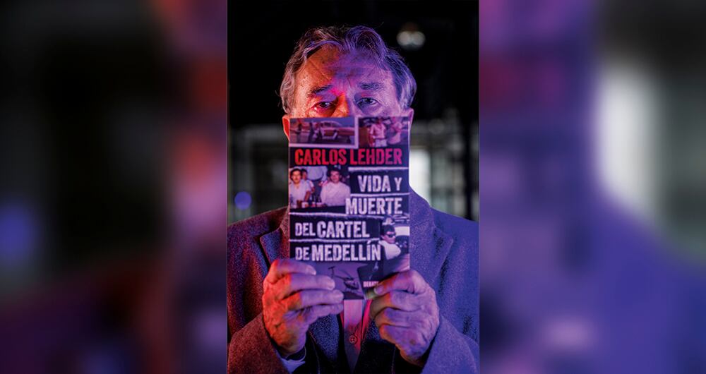 Carlos Lehder junto a su libro Vida y muerte del cartel de Medellín.