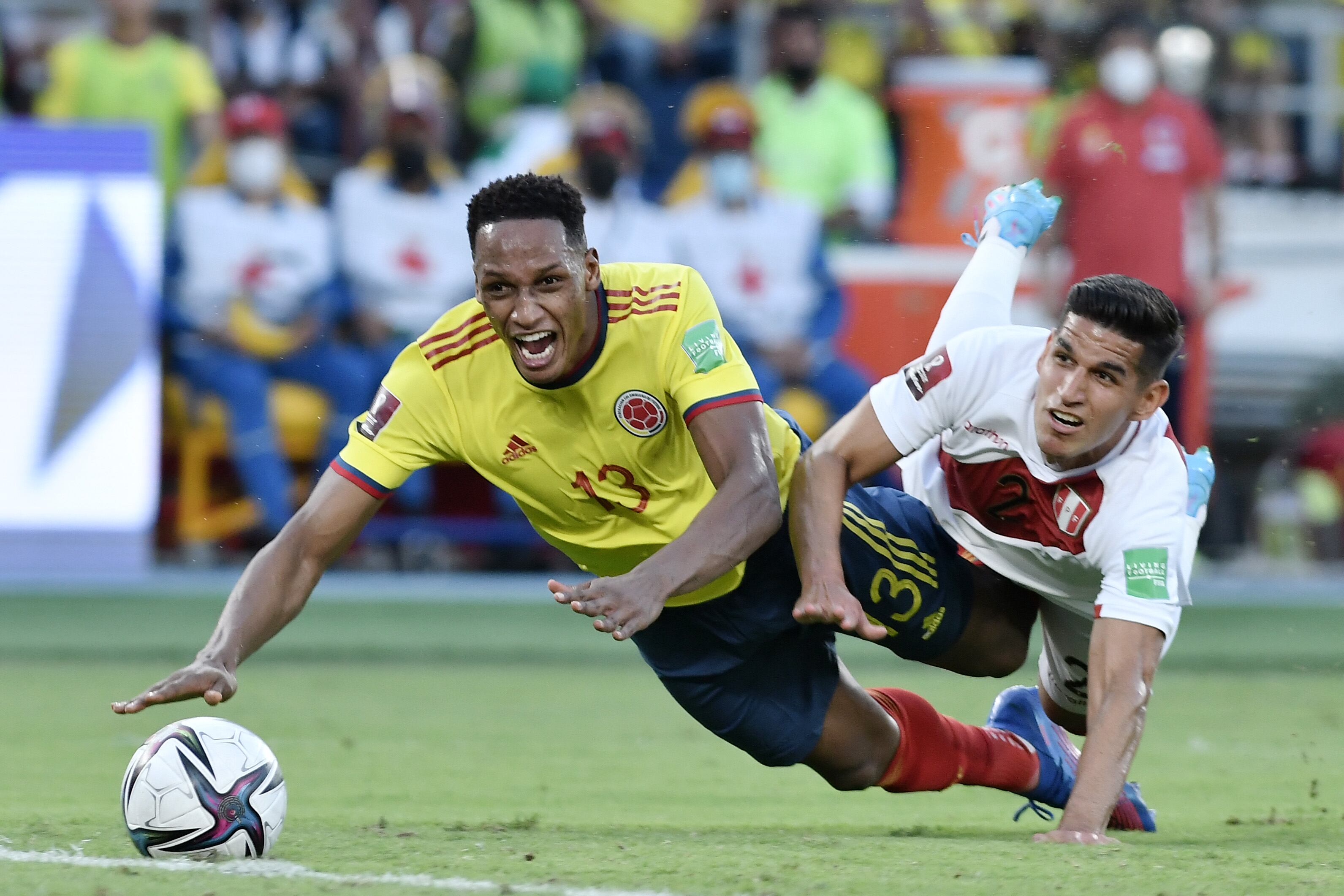 BARRANQUILLA, COLOMBIA - JANUARY 28: Yerry Mina of Colombia fights for the ball with Luis Abram of Peru as they fall down during a match between Colombia and Peru as part of FIFA World Cup Qatar 2022 Qualifiers at Roberto Melendez Metropolitan Stadium on January 28, 2022 in Barranquilla, Colombia. (Photo by Gabriel Aponte/Getty Images)