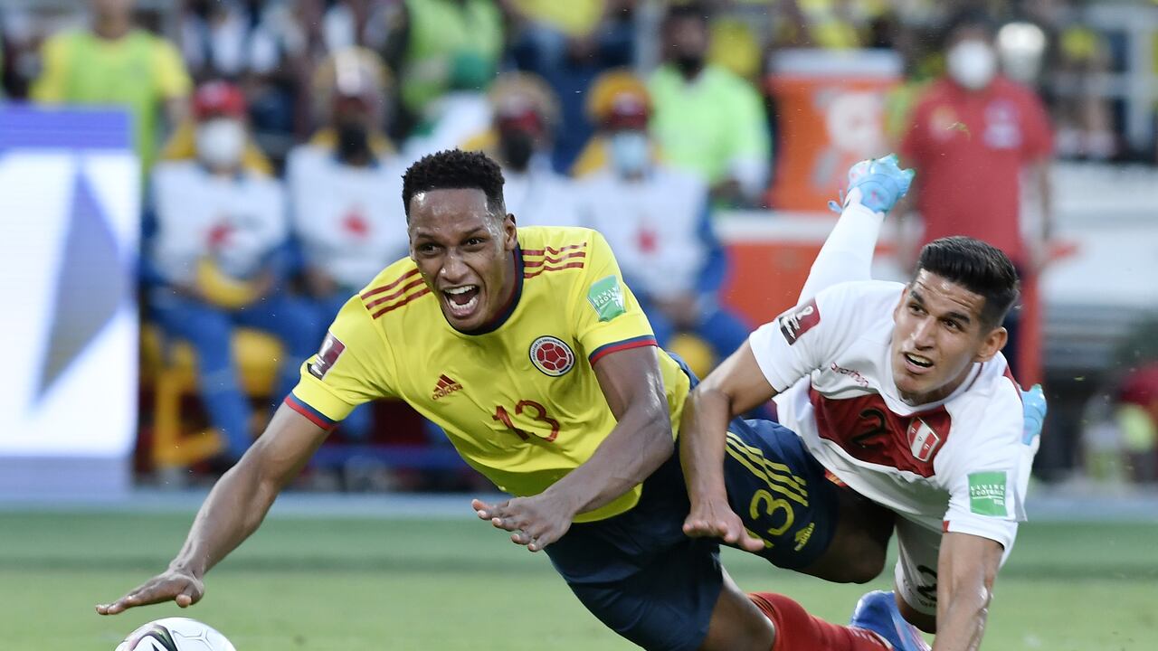 BARRANQUILLA, COLOMBIA - JANUARY 28: Yerry Mina of Colombia fights for the ball with Luis Abram of Peru as they fall down during a match between Colombia and Peru as part of FIFA World Cup Qatar 2022 Qualifiers at Roberto Melendez Metropolitan Stadium on January 28, 2022 in Barranquilla, Colombia. (Photo by Gabriel Aponte/Getty Images)