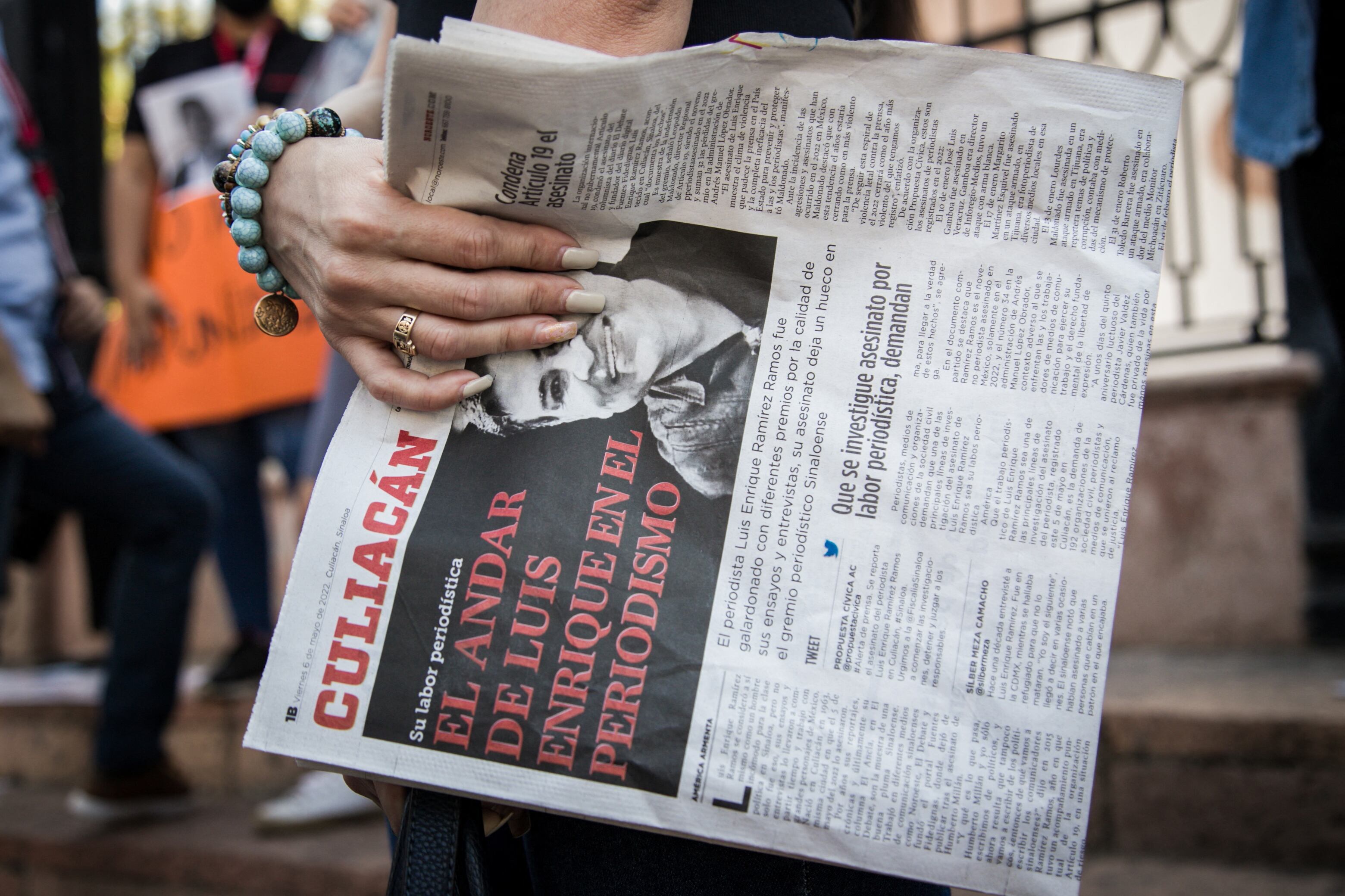 La gente protesta contra el asesinato del periodista mexicano Luis Enrique Ramírez en Culiacán, estado de Sinaloa, México, el 6 de mayo de 2022.