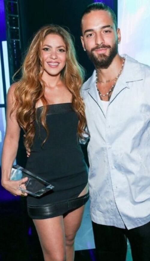 La cantante recibió el galardón de la mano del cantante.