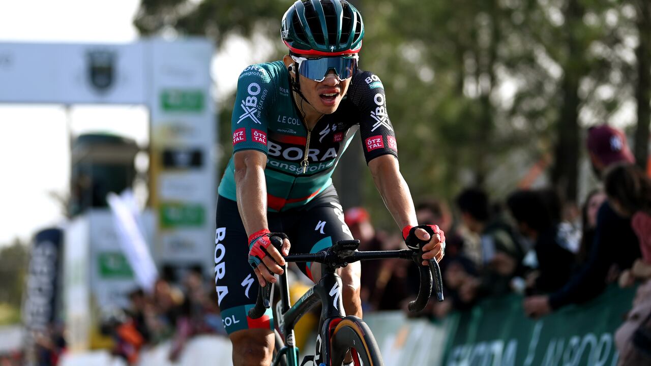ALTO DO MALHÃO - LOULE, PORTUGAL - FEBRUARY 18: Sergio Higuita of Colombia and Team Bora – Hansgrohe crosses the finish line during the 49th Volta ao Algarve em Bicicleta 2023, Stage 4 a 177.9km stage from Albufeira to Alto do Malhão - Loule 514m/ #VAlgarve2023 / on February 18, 2023 in Alto do Malhão, Portugal. (Photo by Tim de Waele/Getty Images)