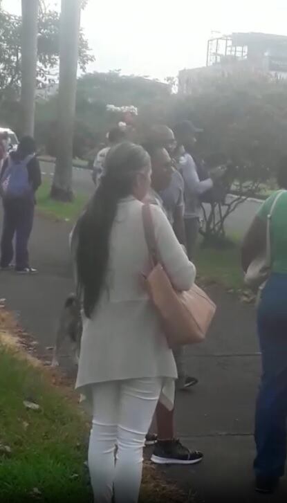 Cali: una mujer se habría lanzado a la calle desde un bus del MIO en movimiento.