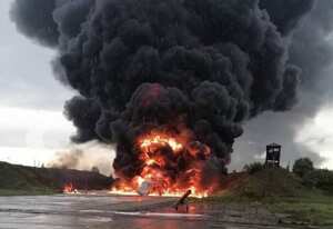 Ucrania destruyó un bombardero ruso. Al parecer, las fotografías provienen de la base aérea Soltsy-2.