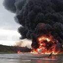 Ucrania destruyó un bombardero ruso. Al parecer, las fotografías provienen de la base aérea Soltsy-2.