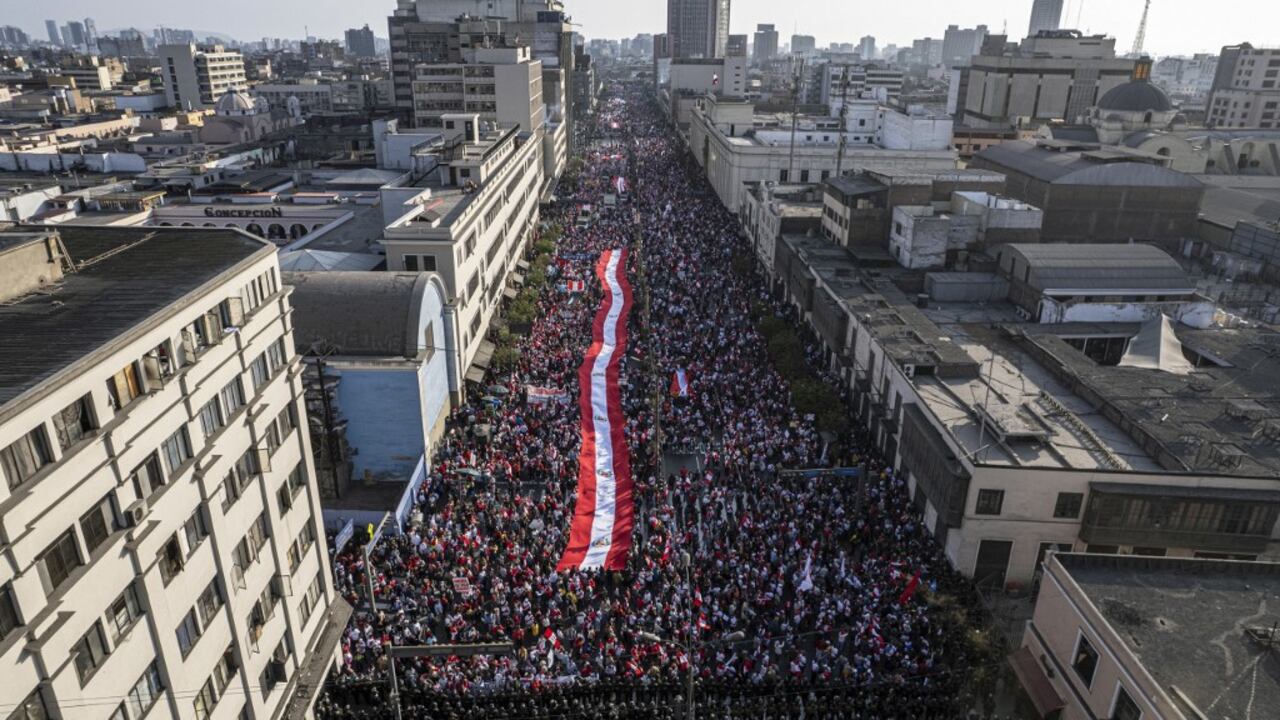 Masiva manifestación en Lima en contra del presidente Pedro Castillo.
