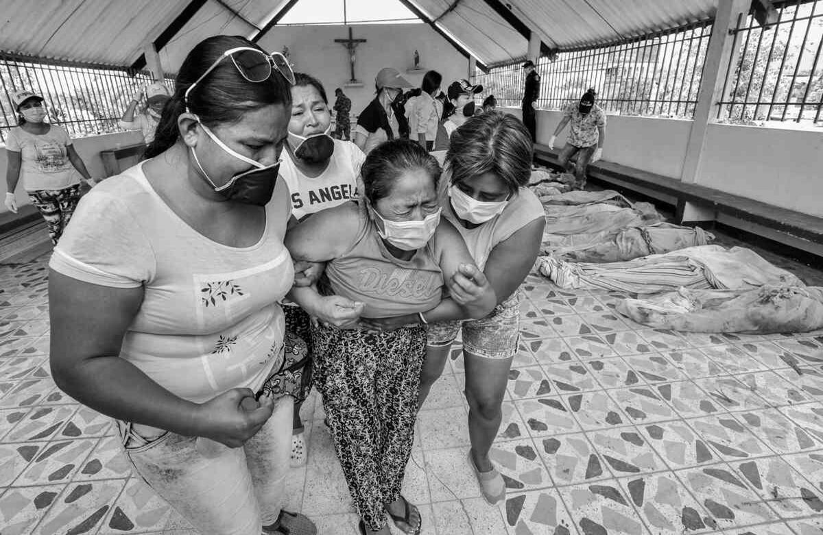 La capilla improvisada para recibir los cuerpos de los más de 250 cuerpos fue un escenario de episodios desgarradores. Foto: Carlos Julio Martínez / SEMANA