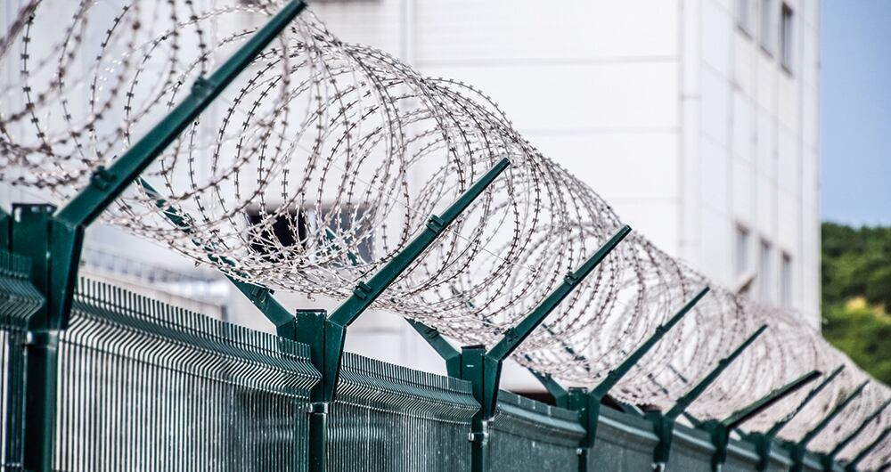   Varios de los contratos suscritos suplen necesidades en seguridad e infraestructura de los reclusos, pero la forma como se adjudicaron despierta sospechas.