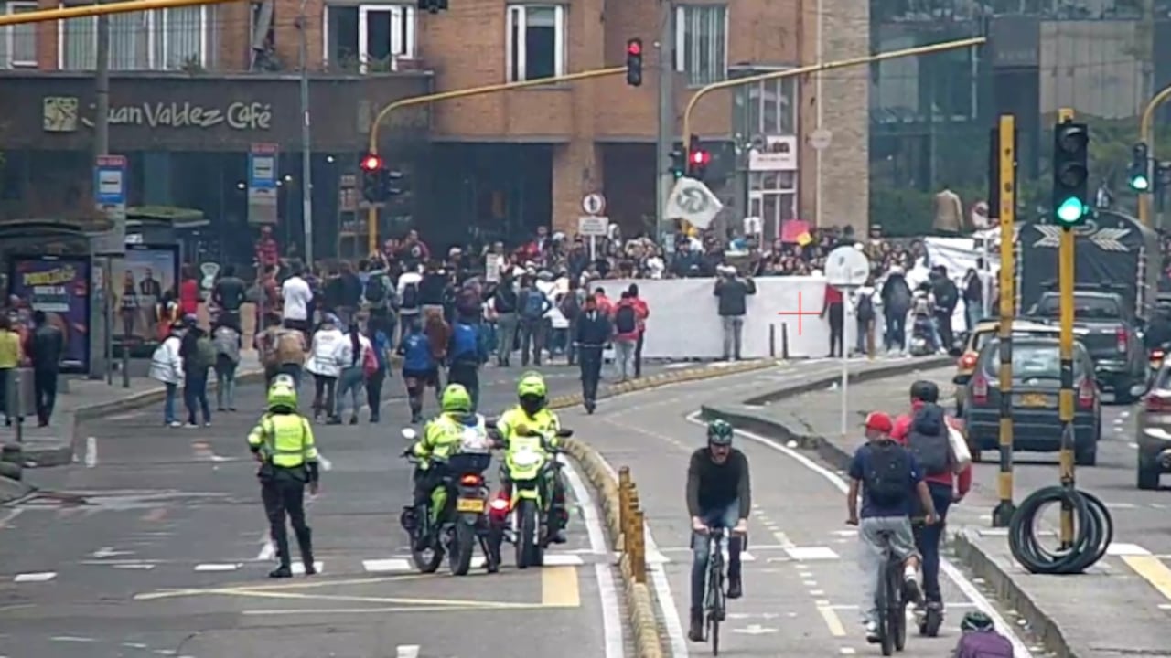 Protestas de estudiantes de la Universidad Pedagógica en Bogotá por la carrera Séptima hacia el Parque Nacional.