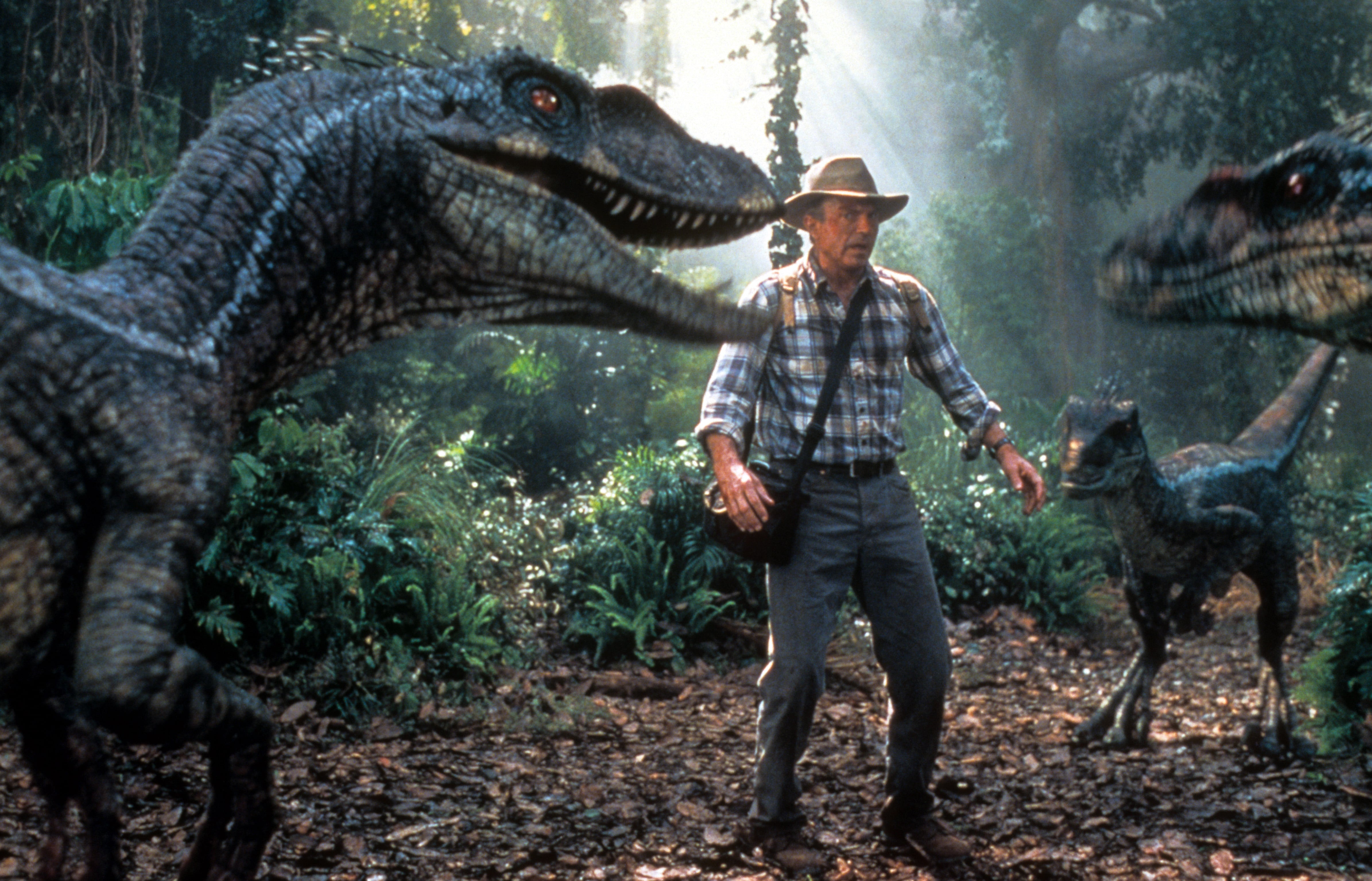 Sam Neill se enfrenta a tres dinosaurios en una escena de la película Jurassic Park III', de 2001.
