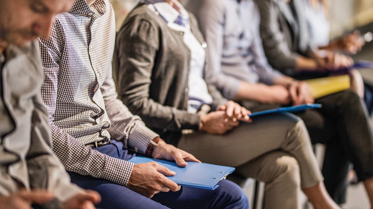 Con la creciente demanda de tecnología y la escasez de trabajadores capacitados en este campo, las empresas compiten por adquirir y retener talentos informáticos.