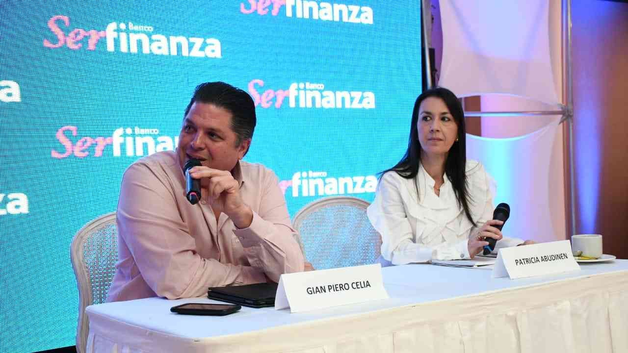 Lanzamiento de Banco Serfinanza. De izquierda a derecha Piero Celia, presidente de la entidad, y Patricia Abudinen, vicepresidenta financiera.