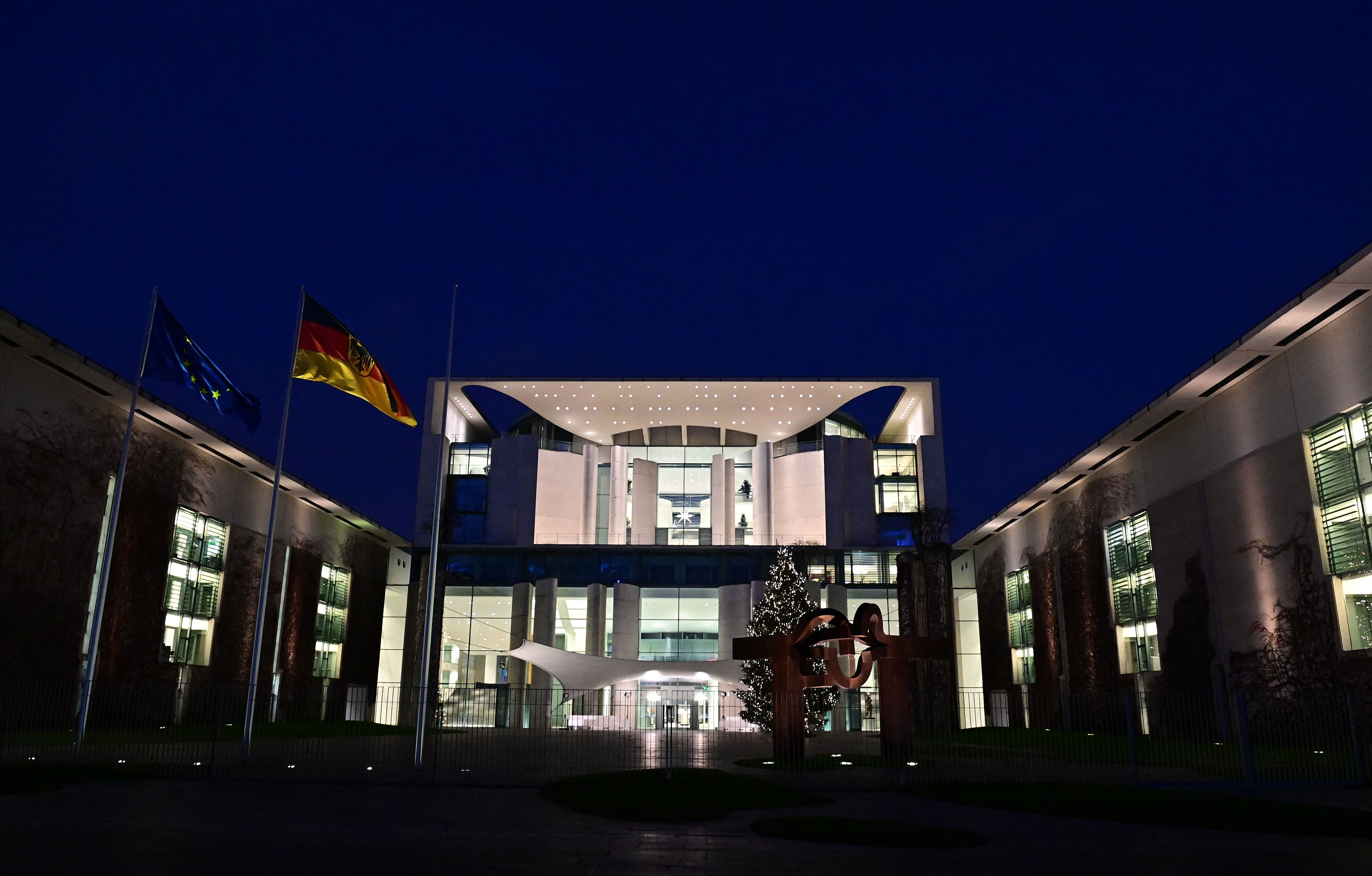 Vista de la Cancillería en Berlín el 8 de diciembre de 2021, donde la canciller saliente Angela Merkel entregará el cargo a su sucesor Olaf Scholz. - Los miembros del parlamento elegirán a Olaf Scholz como el próximo canciller del país, lo que marcará el comienzo de una nueva era política con el centro-izquierda a cargo. Junto con los Verdes y los liberales Demócratas Libres, el SPD de Scholz logró en un tiempo mucho más corto de lo esperado forjar una coalición que aspira a hacer a Alemania más verde y más justa. (Foto de Tobias SCHWARZ / AFP)