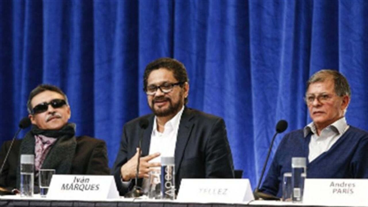 El mandatario colombiano, quien espera obtener en Cádiz el apoyo de los líderes iberoamericanos al proceso de paz que arranca este lunes en La Habana, está convencido de que la paz beneficiará a toda la región. Pero insistió en que las bases del Estado, desde el punto de vista económico y político, no se moverán.