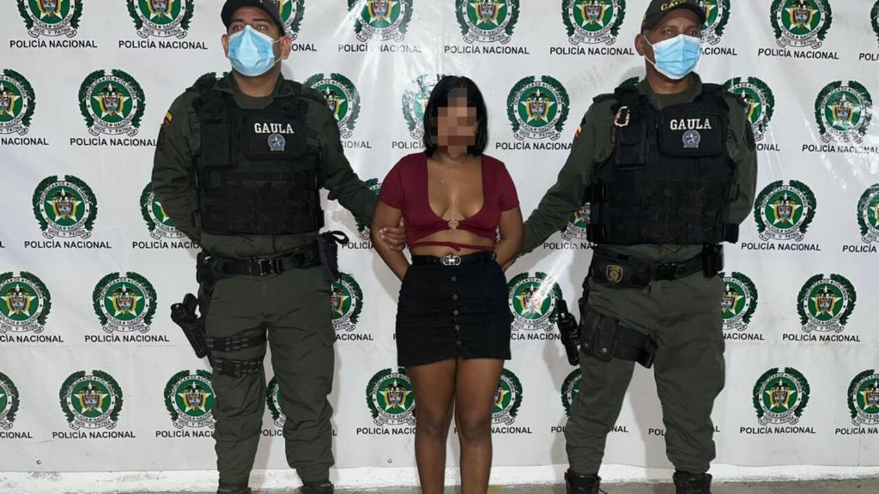 Alias Karen es señalada por las autoridades de repartir panfletos y cobrar extorsiones.