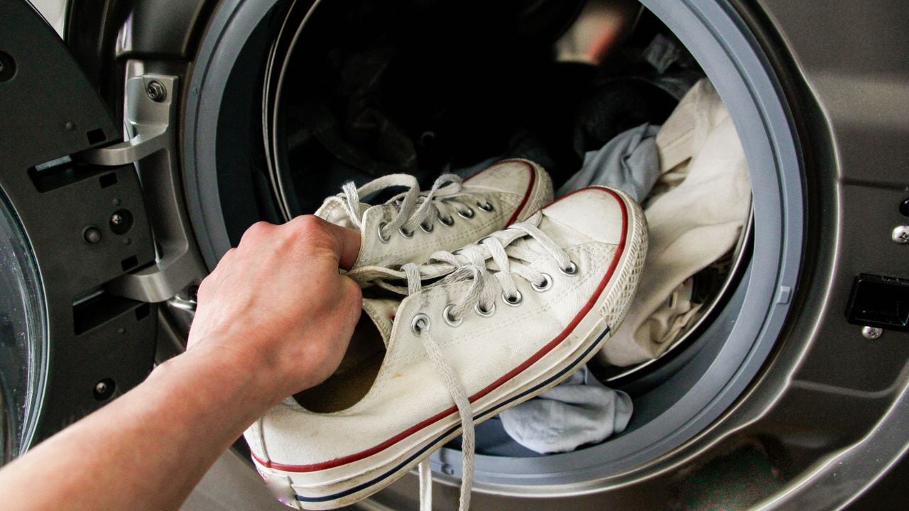 Lavado de zapatos en la lavadora.